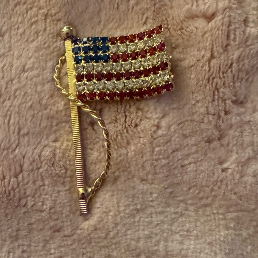 American flag pin, 2 inches, like new